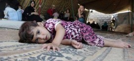 نصف سكان سوريا .. لاجئون