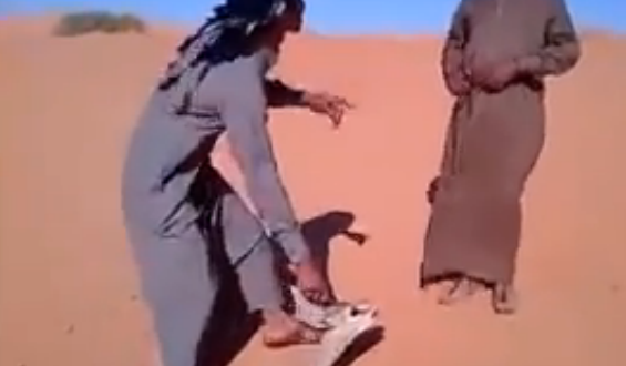 خليجيون يعبثون بغزلان الرمال المحمية و المهددة بالانقراض في الصحراء الجزائرية