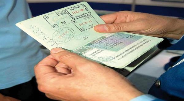 قرار وزير الداخلية منح جواز سفر بيومتري للمهاجرين بدون وثائق يثير فتنة