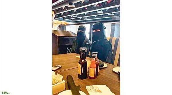 العاملات السعوديات في المطاعم يثرن غيرة الزوجات