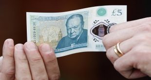 مقهى في بريطانيا يرفض التعامل بورقة الـ5 جنيهات
