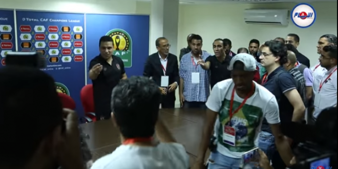 بالفيديو مدرب الأهلي المصري ينسحب من مؤتمر صحفي بسبب ميكروفون بي ان سبورتس