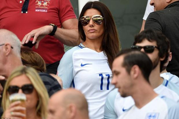 إنجلترا تُقرر منع سفر زوجات اللاعبين إلى مونديال روسيا 2018