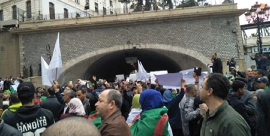 الجزائريون يضعون السلطة أمام تحمل مسؤولياتها بعد ثالث جمعة من المظاهرات