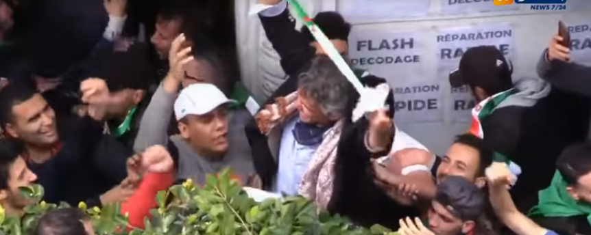 بالفيديو نكاز يصنع الحدث وسط المتظاهرين بالعاصمة